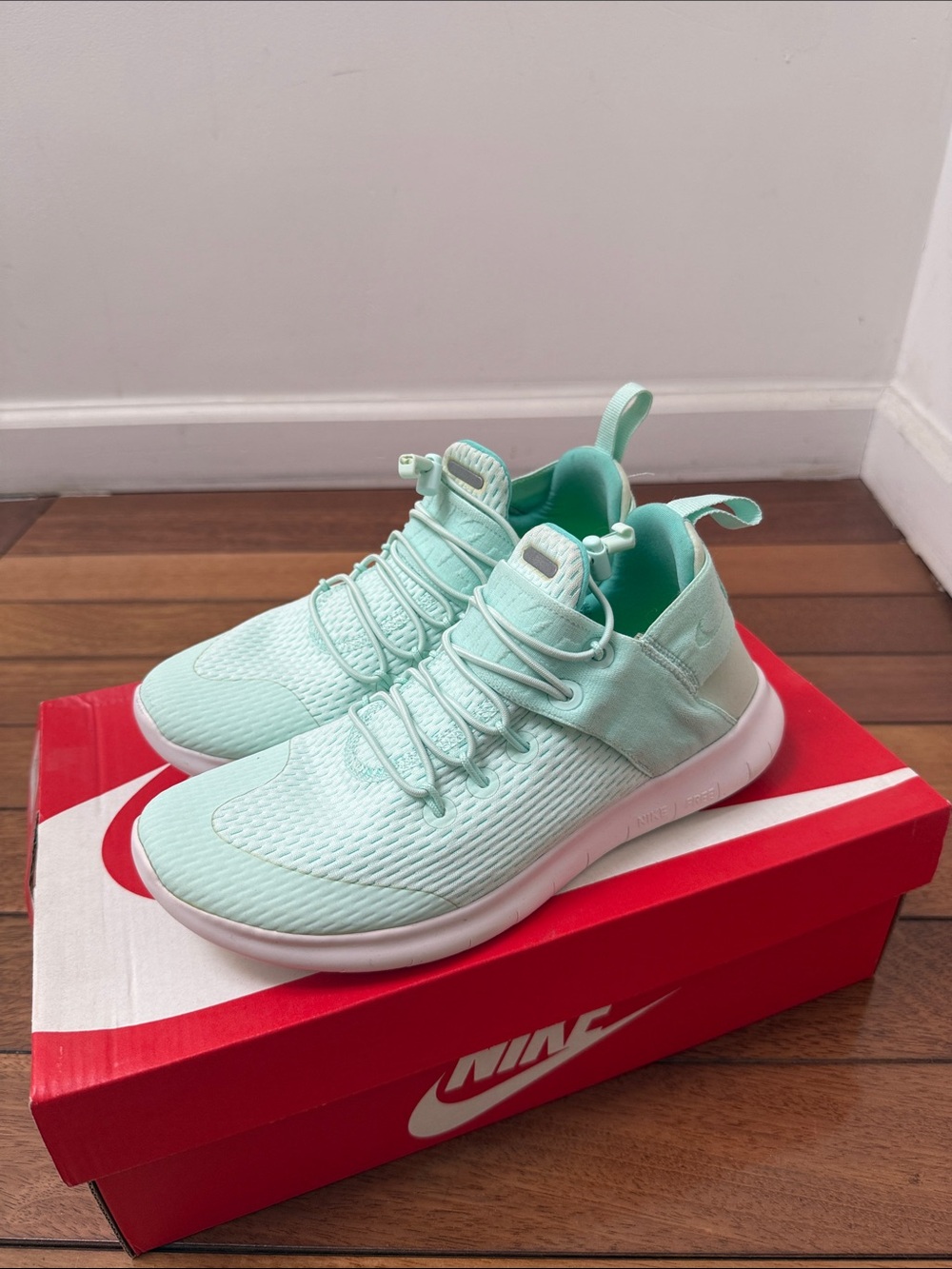 Women’s Nike Free Run Commuter Sneakers 6.5